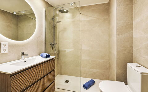 Vista al Mar: Piso, Suelo, Pared, Arreglo De Tubería, Diseño De Interiores, Baño, Mueble De Baño, Baño, Espejo, Lavabo Del Baño