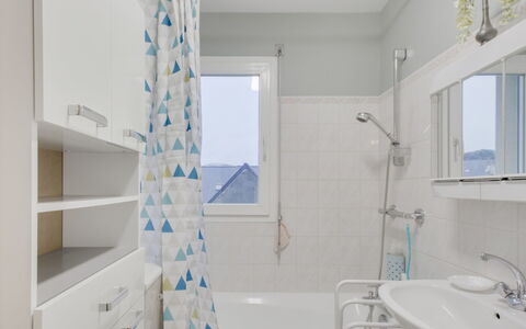 Le Hoche: Propiedad, Arreglo De Tubería, Lavabo, Grifo, Espejo, Azul, Ventana, Baño, Púrpura, Diseño De Interiores