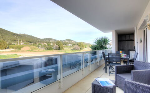 Carqueiranne 101: Diseño De Interiores, Propiedad, Suelo, Bienes Raíces, Habitación, Sofá, Casa, Piso, Pared, Techo