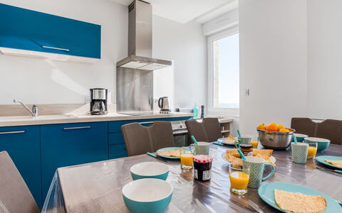 Roch Maria: Habitación, Propiedad, Turquesa, Azul, Diseño De Interiores, Mueble, Amarillo, Azur, Edificio, Casa