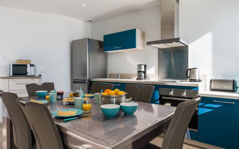 Roch Maria: Habitación, Propiedad, Mueble, Diseño De Interiores, Turquesa, Cocina, Edificio, Mostrador, Comedor, Casa