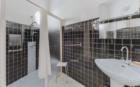 La Chilière: Baño, Propiedad, Negro, Habitación, Bienes Raíces, Loseta, Arquitectura, Diseño De Interiores, Edificio, Casa