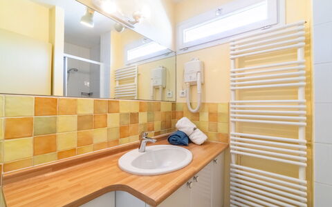 Les Ilaires: Espejo, Arreglo De Tubería, Grifo, Lavabo, Propiedad, Baño, Lavabo Del Baño, Edificio, Madera, Diseño De Interiores