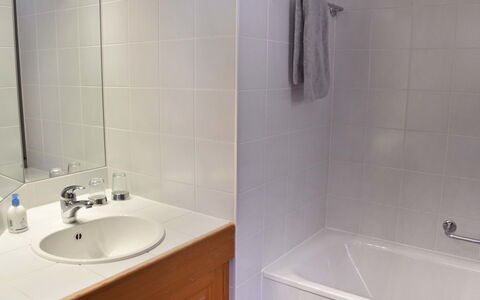 Romarin 220: Baño, Grifo, Propiedad, Loseta, Habitación, Arreglo De Tubería, Pared, Accesorio De Baño, Suelo, Diseño De Interiores