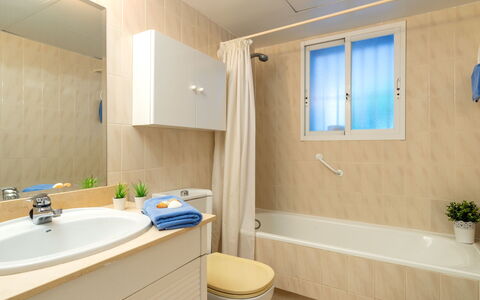 Mirador Ii: Baño, Propiedad, Habitación, Diseño De Interiores, Edificio, Pared, Arquitectura, Techo, Bienes Raíces, Arreglo De Tubería