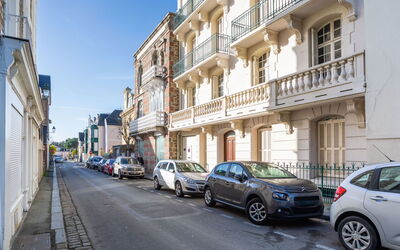 Dinard 189: Coche, Rueda, Vehículo, Edificio, Ventana, Infraestructura, Azul, El Diseño De Automóviles