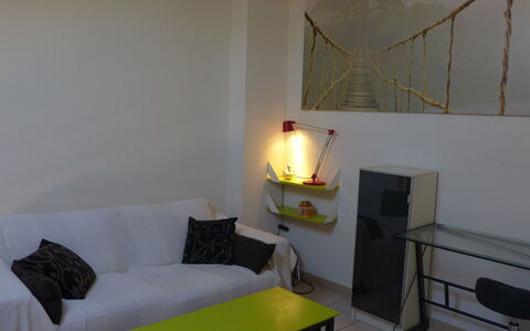 Le Barcarès 545: Mueble, Propiedad, Comodidad, Edificio, Madera, Diseño De Interiores, Mesa, Arquitectura, Almohada, Suelo