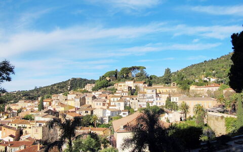 Bormes-Les-Mimosas 610: Mesa, Mueble, Planta, Cielo, Propiedad, Silla, Edificio, Nube, Diseño De Interiores, Vajilla