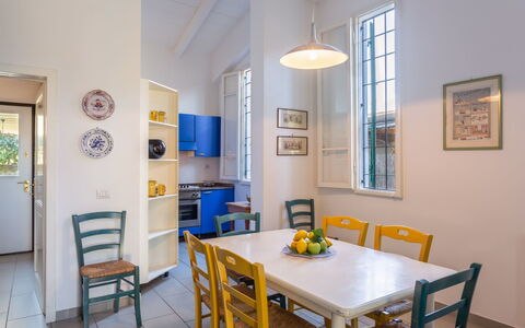 Anita: Habitación, Propiedad, Comedor, Mueble, Amarillo, Diseño De Interiores, Edificio, Mesa, Techo, Suelo