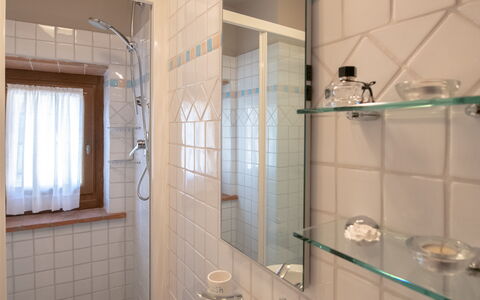 Villa Solaria: Espejo, Grifo, Arreglo De Tubería, Lavabo, Propiedad, Lavabo Del Baño, Baño, Ventana, Edificio