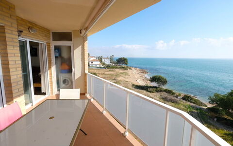 Ona de Mar: Propiedad, Balcón, Edificio, Bienes Raíces, Casa, Habitación, Departamento, Ventana, Casa, Pretil