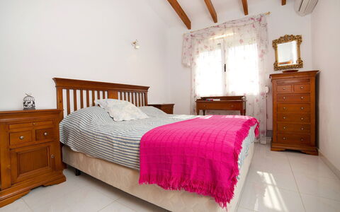 Nina Rose: Habitación, Cama, Mueble, Habitación, Sábana, Propiedad, Marco De La Cama, Lecho, Diseño De Interiores, Techo