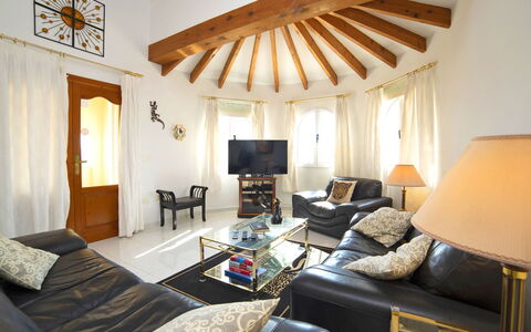 Nina Rose: Habitación, Sala, Mueble, Propiedad, Diseño De Interiores, Techo, Edificio, Pared, Habitación, Amarillo