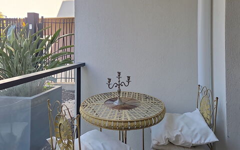 Fréjus 853: Mueble, Balcón, Silla, Vaso, Sombra, Planta De Casa, Mueble Para Exteriores, Mesa De Café, Cerca, La Luz Del Día