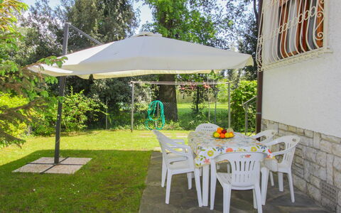 Patrizia: Planta, Mueble, Propiedad, Mesa, Silla, Edificio, Árbol, Mesa Al Aire Libre, Sombra, Mueble Para Exteriores
