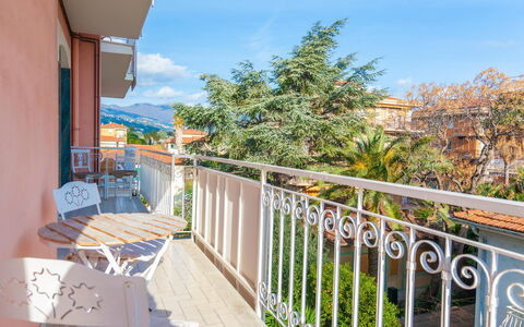 Eveten Apartments - Diano Marina: Departamento, Balcón, Planta De Casa, Maceta, Cerca, Balaustre, Pretil, Mueble Para Exteriores