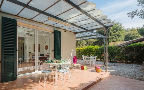 Marina Pietrasanta 255: Planta, Edificio, Mueble, Mesa, Cielo, Sombra, Silla, Mueble Para Exteriores, Nube, Casa