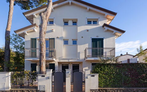 Marina Pietrasanta 255: Cielo, Planta, Edificio, Ventana, Casa, Árbol, Puerta, Cabaña, Barrio Residencial, Fachada
