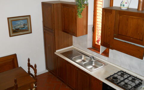 Agriturismo Girasole: Habitación, Mueble, Propiedad, Gabinetes, Mostrador, Manchas De Madera, Cocina, Casa, Edificio, Madera Dura