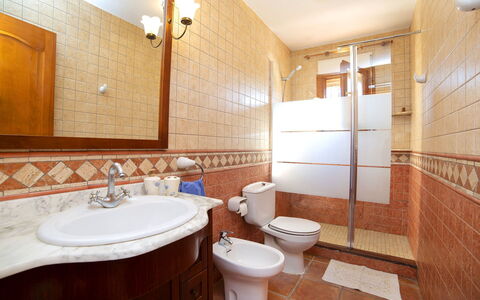 Vicent: Baño, Habitación, Propiedad, Diseño De Interiores, Edificio, Bienes Raíces, Suelo, Arreglo De Tubería, Casa, Arquitectura