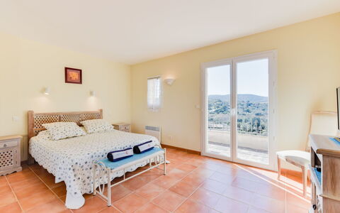 Hameau du Brost: Habitación, Mueble, Propiedad, Habitación, Cama, Suelo, Diseño De Interiores, Edificio, Sábana, Marco De La Cama