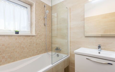 Roko: Bañera, Arreglo De Tubería, Propiedad, Grifo, Planta, Baño, Edificio, Ventana, Ducha