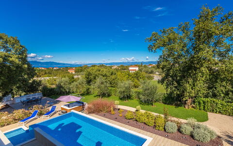 Roko: Agua, Planta, Cielo, Propiedad, Azul, Edificio, Árbol, Azur, Piscina, Paisaje Natural