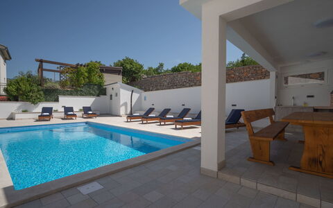 Novi Vinodolski Klenovica 102: Agua, Cielo, Propiedad, Mueble, Planta, Piscina, Edificio, Sombra, Diseño De Interiores, Mueble Para Exteriores