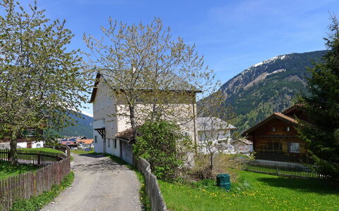 Feu de Joie: Paisaje Natural, Propiedad, Casa, Montaña, Árbol, By, Cabaña, Área Rural, Cielo, Primavera