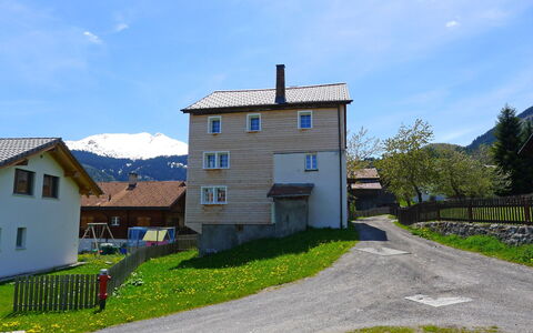 Feu de Joie: Propiedad, Casa, Barrio Residencial, El Terreno Del Lote, Cielo, Bienes Raíces, Edificio, Casa, Arquitectura, Área Rural