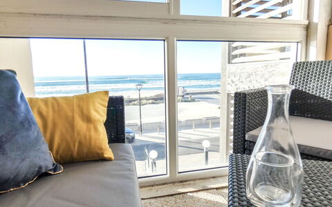 Le Patio: Mueble, Agua, Cielo, Propiedad, Edificio, Comodidad, Ventana, Azur, Azul, Silla