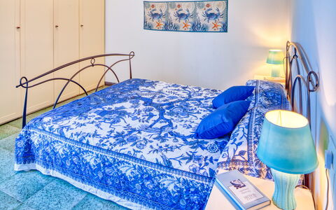 Olivi Del Mesco - Levanto: Habitación, Cama, Sábana, Mueble, Habitación, Lecho, Propiedad, Azul, Colchón, Marco De La Cama