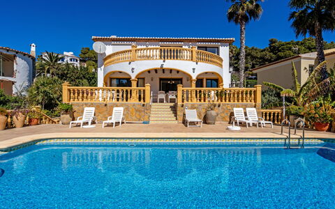 Villa Casablanca: Agua, Planta, Cielo, Propiedad, Piscina, Azul, Azur, Árbol, Sombra, Ocio