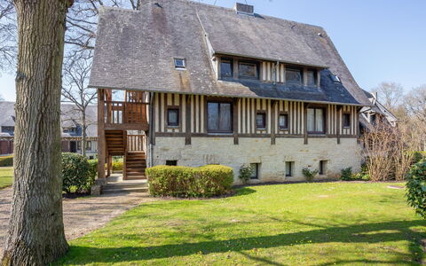 Les Hauts de Deauville: Planta, Cielo, Edificio, Propiedad, Ventana, Árbol, Casa, Hierba, El Terreno Del Lote, Cabaña