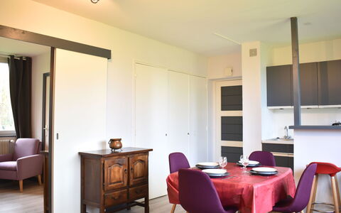 Les Hauts de Deauville: Mueble, Mesa, Propiedad, Silla, Edificio, Madera, Diseño De Interiores, Encendiendo, Puerta, Suelo