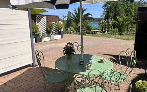 Les Genêts: Mueble, Mesa, Mueble Para Exteriores, Silla, Mesa Al Aire Libre, Maceta, Jardín, Cocina Y Comedor Mesa, Sombra, Mesa De Café