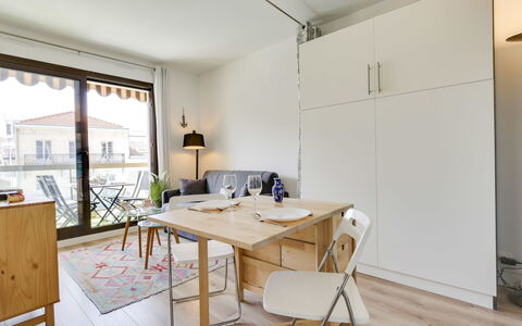 Sun Beach: Propiedad, Habitación, Mueble, Diseño De Interiores, Edificio, Bienes Raíces, Casa, Mesa, Amarillo, Suelo