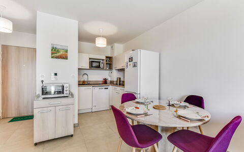 Balnéa: Habitación, Propiedad, Mueble, Diseño De Interiores, Púrpura, Edificio, Comedor, Violeta, Bienes Raíces, Casa