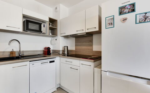 Balnéa: Habitación, Propiedad, Cocina, Mueble, Gabinetes, Mostrador, Diseño De Interiores, Amarillo, Edificio, Bienes Raíces
