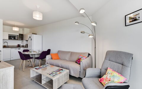 Balnéa: Habitación, Propiedad, Mueble, Sala, Diseño De Interiores, Edificio, Suelo, Casa, Mesa, Amarillo