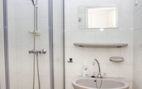 Welle: Grifo, Espejo, Arreglo De Tubería, Lavabo, Lavabo Del Baño, Baño, Ducha, Rectángulo, Púrpura