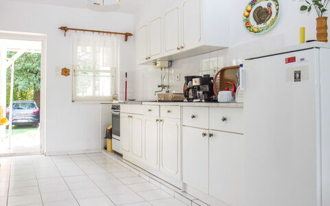 Welle: Gabinetes, Propiedad, Mostrador, Grifo, Aparato De Cocina, Planta, Cajón, Cocina, Diseño De Interiores, Madera