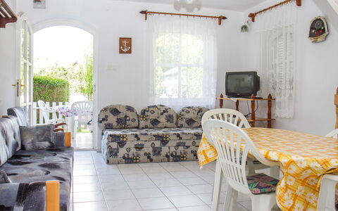 Welle: Mueble, Propiedad, Mesa, Sofá, Marco, Ventana, Textil, Encendiendo, Decoración, Edificio