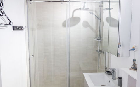 Les Brisants: Panel De Ducha, Baño, Ducha, Propiedad, Habitación, Puerta De La Ducha, Arreglo De Tubería, Loseta, Barra De La Ducha, Vaso