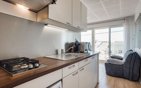 Les Brisants: Propiedad, Habitación, Mueble, Mostrador, Diseño De Interiores, Cocina, Edificio, Casa, Gabinetes, Techo