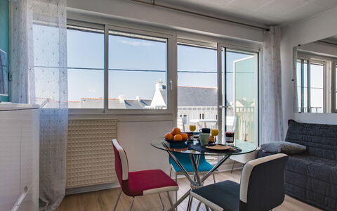Les Brisants: Habitación, Diseño De Interiores, Mueble, Propiedad, Edificio, Casa, Suelo, Techo, Mesa, Ventana