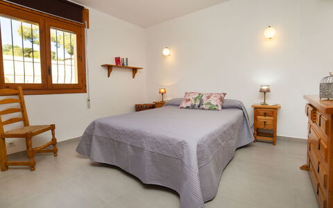 Lolita: Habitación, Habitación, Mueble, Cama, Propiedad, Sábana, Marco De La Cama, Diseño De Interiores, Suelo, Lecho