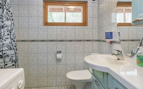 Vuorilahti: Baño, Lavabo Del Baño, Arreglo De Tubería, Diseño De Interiores, Piso, Lavabo, Suelo, Grifo, Plomería, Baño