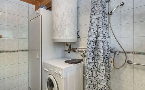Vuorilahti: Lavadora, Piso, Arreglo De Tubería, Diseño De Interiores, Suelo, Cuarto De Lavado, Grifo, Secadora De Ropa, Lavabo, Baño