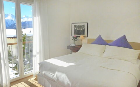 Chesa sur Puoz 7: Habitación, Cama, Mueble, Habitación, Propiedad, Marco De La Cama, Sábana, Suelo, Lecho, Diseño De Interiores
